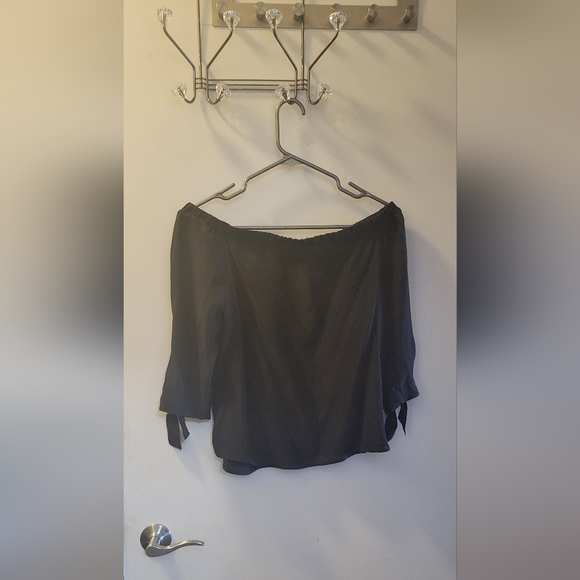 Beautiful black silk blouse off / on shoulders puff sleeves Aritzia Club Monaco - Picture 1 of 5